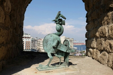 Курица в яйчном дворце в Неаполе-hen_inside_the_egg_castle_in_Naples