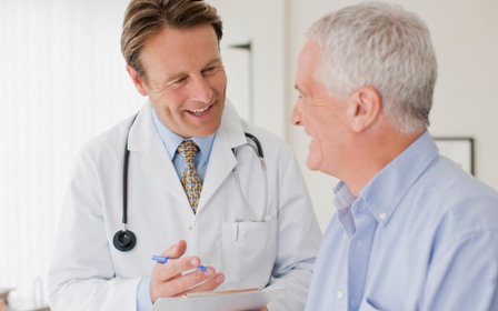 Der Arzt Redet Mit Dem Patienten Und Lchelt